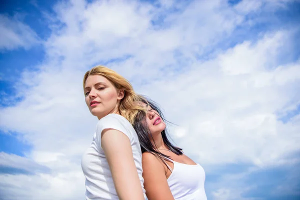 Giovane bellezza. Ragazze sexy sul cielo nuvoloso. Donne adorabili con i capelli biondi e bruni. Belle donne con trucco sexy. Aspetto estetico dei modelli di cura della pelle. Sono davvero carini. — Foto Stock