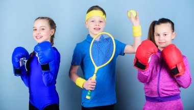 Sportif kardeşler. Çocukların keyif aldıkları sporları bulmalarına yardımcı olmanın yolları. Arkadaşlar spor eğitimi için hazır. Çocuk tamamen farklı bir spor excel olabilir. Boks spor ekipmanları ve erkek tenisçi ile Kız çocuklar