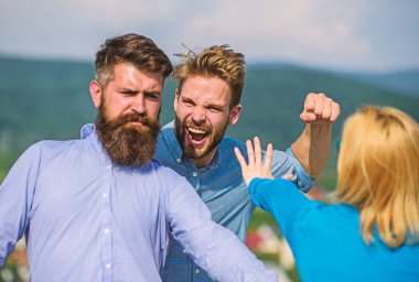 Adam agresif aşık onun kız arkadaşı saldırıları. Erkek kıskanç tam ve saldırganlık dayak, sevgilisi ile mücadele. Adam kız arkadaşı onu sakallı maço ile hile buldum. Kıskanç ve şiddet kavramı