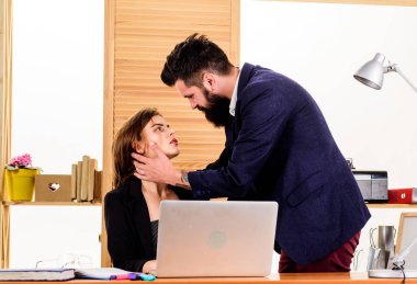 İş arkadaşları arasındaki samimiyet. Ofisteki sakallı adama ve seksi kadına karşı romantik bir aşk. Romantik çift iş yerinde ilişki yaşıyor. Patronla sekreterin romantik bir ilişkisi var. Romantik ortaklık