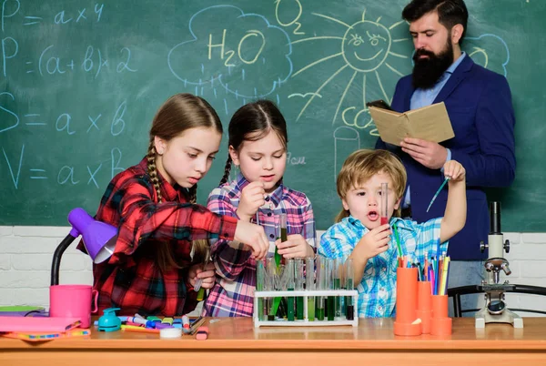 Chemie-Unterricht. Gruppeninteraktion und Kommunikation. Förderung wissenschaftlicher Interessen. praktisches Wissen. Unterrichten von Kindern, die wichtiges Wissen teilen. Mit Erfahrung kommt Wissen. Formelle Bildung — Stockfoto