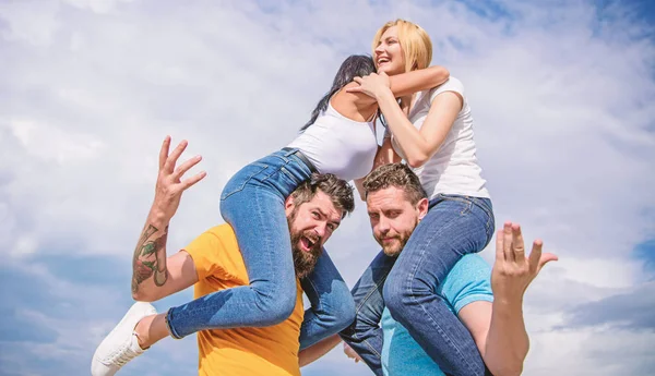 Dos veces divertido en una cita doble. Amistad de familias. Parejas enamoradas divirtiéndose. Los hombres llevan novias en hombros. Vacaciones de verano y diversión. Parejas en cita doble. Invitar a otra pareja a unirse —  Fotos de Stock