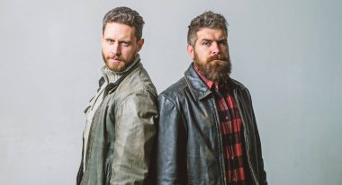 Erkeklik ve vahşeti. Acımasız deri giysili emin hissediyorum. Vahşi erkek deri ceket giymek. Erkekler acımasız sakallı hippi. Yakışıklı şık ve serin. Erkeksi ve acımasız arkadaşlar. Zorba takım