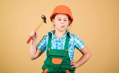Gelecekteki mesleği. Çocuk inşaatçı kız. Geleceğini kendin inşa et. Girişim çocuk kız sert şapka kask oluşturucu işçi. Kendinizi geliştirmek için araçlar. Çocuk bakımı gelişimi. İnşaat mühendisi mimar