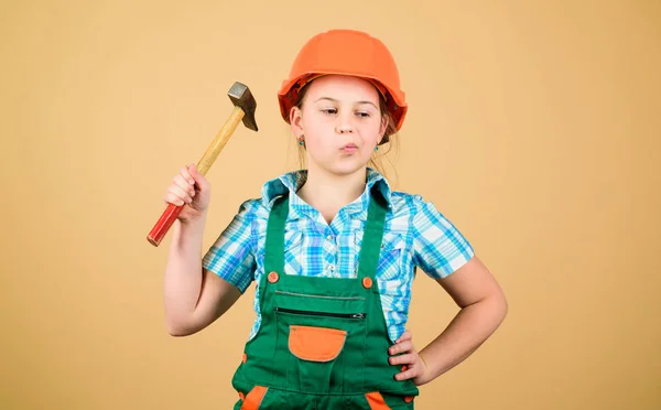 Profissão futura. Miúda construtora. Construa você mesmo o seu futuro. Iniciativa criança menina chapéu duro construtor de capacete trabalhador. Ferramentas para melhorar a si mesmo. Desenvolvimento de cuidados infantis. Construtor arquiteto engenheiro — Fotografia de Stock