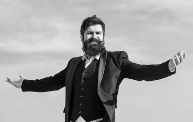 İş adamı gökyüzüne karşı. Bıyıklı acımasız beyaz hippi. Olgun hippi sakallı. Gelecekteki başarısı. Erkek resmi moda. Sakallı adam. Adam dokunmatik sakalı sakallı. Sakallı açık