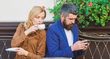 canlı iletişim eksikliği. Kız ve olgun bir adamın ilk buluşması. kadın ve sakallı adam kafede rahatlayın. Acımasız sakallı hipster ve kız kahve içiyor. Sabah kahvesi. Romantik tarihte aşık çift