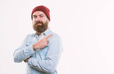 Bıyık acımasız erkeksi görünümü ile sakallı adam. Hipster stil ve moda. Sakallı adam güvenle beyaz arka plan üzerinde poz. Hipster sakallı adam giyim parlak şapka aksesuarı. Berber kavramı