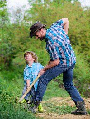 Mutlu çocukluk. Hazineler için Macera avcılık. Bahçede çalışan küçük bir yardımcı. Doğada sevimli çocuk kürek ile eğlenmek. Hazineleri bulun. Küçük çocuk ve baba kürek hazineleri arıyor