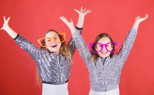 Freude und Glück fühlen. glückliche kleine Mädchen genießen Glück. kleine Kinder glücklich lächelnd auf der Party. Glück, das aus ihren Augen strahlt. echtes Glück — Stockfoto