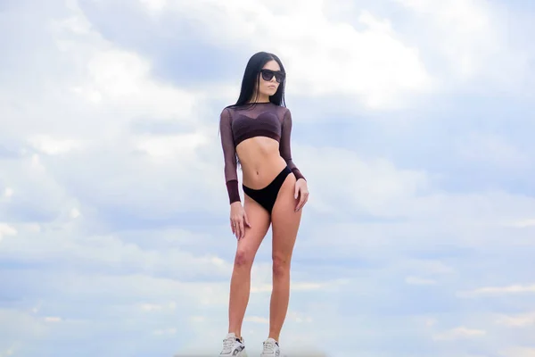 Training. Freiheit. sinnliches Mädchen in Unterwäsche und Sonnenbrille draußen. sexy Frau mit fittem Körper. Sport und Fitness. Sommermode Schönheit. perfekten Körper ohne Cellulite und Fett. Nach dem Training — Stockfoto