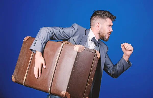 Roubo de século. Serviço de entrega. Conceito de viagem e bagagem. Viajante Hipster com bagagem. Seguro de bagagem. Homem bem preparado hipster barbudo grande mala. Ladrão foge com mala pesada — Fotografia de Stock