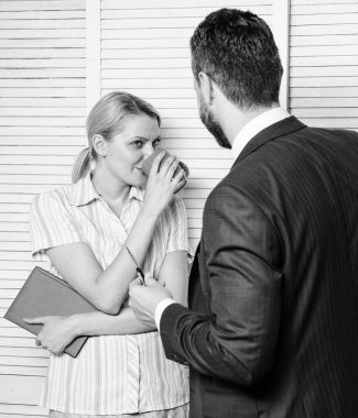 Arkadaşları arasındaki konuşma. Patron işçi iş tartışıyorlar. İşyeri ilişkileri. İş arkadaşları huzurlu dostane bir atmosferde. Dostluk meslektaşlarının. Office kahve molası. Eşitlik ve saygı