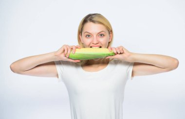 Crunch mükemmel. Mutlu kadın mısır yiyor. sebze hasat. Mısır kırpma. Vitamin diyet gıda. sağlıklı dişler. Aç -lık. Tarım ve ekimi. Çiftçilik, mısırla çiftçi kız. İnekleme vakti