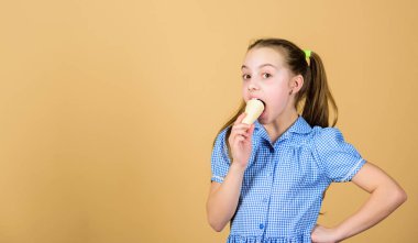 Dondurma rüyası. Waffle konisinde dondurma yalayan küçük çocuk. Sevimli çocuk dondurulmuş buzlu krema tatlı tadını çıkarın. Sevimli küçük kız dondurma yeme, kopya alanı