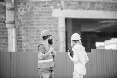 İnşaat sitesi güvenlik denetim. İlerleme projeyi tartışmak. Emniyet Müfettiş konsepti. Kadın Müfettiş ve sakallı acımasız builder İnşaat ilerleme tartışmak. İnşaat Proje teftiş