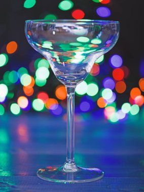 Ne içecek Noel partisi. Alkol kış partisi için kokteyl. Kokteyl fikirler kavramı. Kolay tarifler kış alkollü kokteyl içmeye. Ufuk garland renkli ışıklar kokteyl cam