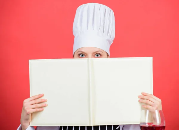 Η γυναίκα μελέτησε μαγειρική. Ειδικός μαγειρικής. Ο σεφ μαγειρεύει υγιεινά φαγητά. Τεχνικές μαγειρικής. Μαγειρέψτε Διαβάστε το βιβλίο καλύτερες γαστρονομικές συνταγές. Ιδέα της Σχολής μαγειρικής. Κάντε κράτηση από διάσημο χώρο αντιγραφής σεφ. Επαγγελματικό επίπεδο — Φωτογραφία Αρχείου