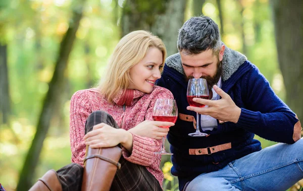 友達に乾杯愛の日付とロマンス。春の気分。幸せな女性とあごひげの男はワインを飲みます。恋のカップルは秋の森でリラックス。キャンプやハイキング。歓声。家族のピクニックバレンタインデー — ストック写真