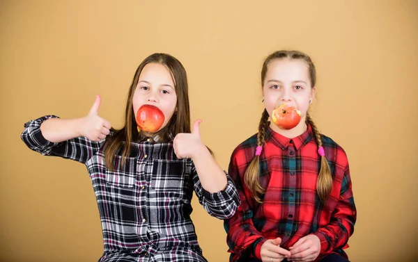 Τα κορίτσια φίλοι τρώνε μήλο σνακ ενώ χαλαρώνουν. Ιδέα για το σχολικό σνακ. Έφηβοι με υγιεινό σνακ. Χαρούμενα παιδιά διασκεδάζουν και τρώνε μήλα. Είμαστε σε υγιεινή δίαιτα. Υγιεινή δίαιτα και βιταμίνη διατροφή — Φωτογραφία Αρχείου