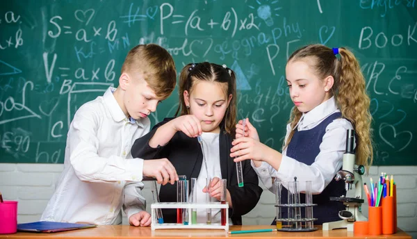 Маленькие дети учатся химии в школе. студенты проводят биологические эксперименты с микроскопом. Лабораторный микроскоп Детский день. Химический микроскоп. Маленькие дети в лаборатории. Вдохновленный упорной работой — стоковое фото