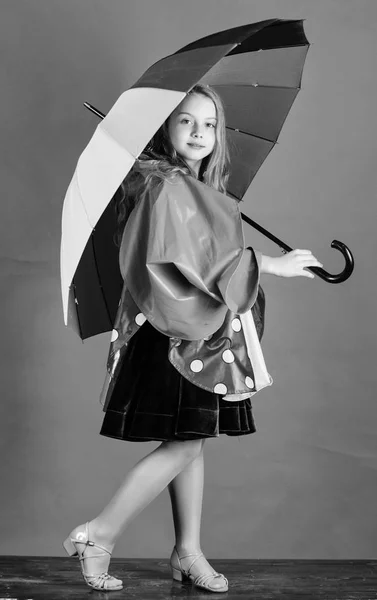 방수 액세서리를 제조 한다. 명랑 하 고 쾌적 한 방수 액세서리 비오는 날을 확인합니다. 행복 한 아이 여자 다채로운 우산 착용 방수 외 투를 개최. 적절 한 의류와 비오는 날씨를 즐길 수 — 스톡 사진