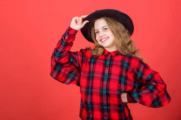 Talent ontwikkelen tot carrière. Meisje artistiek kind beoefenen van acteren vaardigheden met zwarte hoed. Ga naar acteer Academie. Werkende school voor kinderen. Acteerlessen begeleiden kinderen door een breed scala aan genres — Stockfoto