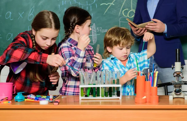 Laboratorio de química. de vuelta a la escuela. feliz maestro de niños. niños con bata de laboratorio aprendiendo química en el laboratorio escolar. haciendo experimentos en laboratorio o gabinete químico. Análisis de muestras de sangre — Foto de Stock