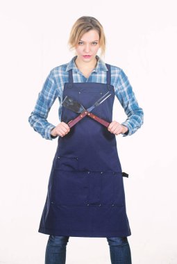 Yorgun ev hanımı. Şef apron 'da güzel bir kız. Kadın mutfak eşyaları tutun. Cook için araçlar. yemek pişirme tarifi. Piknik Barbekü. Hazırlık ve mutfak. Aile hafta sonu