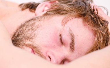 Sağlıklı uyku alışkanlıkları. Adam tıraşsız sakallı yüz uyku yatağı. Uyku zamanı. Uyku ve rahatlama kavramı. Yakışıklı adam uyuyor. Uyku, fiziksel ve zihinsel sağlığınız için hayati önem taşımaktadır. Rahat hissedin ve rahatlayın