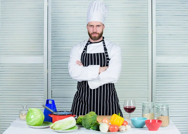 Diät und Vitamin. Kulinarische Küche. Bio-Vegetarier. Koch im Restaurant, Uniform. Profi-Koch kocht in der Küche. bärtiger Mann liebt gesundes Essen und Wein. Nur gesunde Ernährung. Geschirr — Stockfoto