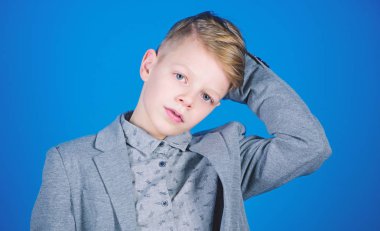 Onun tarzı buldum. Çocuk modern saç modeli giyim resmi tarzı takım elbise mavi arka plan. Kendine güvenen adam şık kıyafet tadını çıkarın. Yakışıklı ve şık olmayı dene. Daha hızlı büyümek istiyorum. Tarzı hakkında çok şey biliyorum