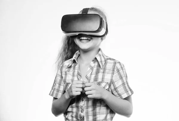 Lány aranyos gyerek fej szerelt kijelző fehér háttér. Kis gyerek használja a modern technológia, virtuális valóság. Virtuális oktatás, iskolai tanuló részére. Kap a virtuális élmény. Virtuális valóság fogalma — Stock Fotó
