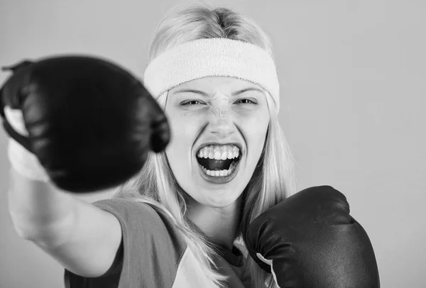 Concepto de boxeo deportivo. Ejercicios de boxeo cardiovascular para perder peso. Mujer haciendo ejercicio con guantes de boxeo. Chica aprende a defenderse. Feminidad y equilibrio de fuerzas. Mujer guantes de boxeo disfrutar del entrenamiento — Foto de Stock