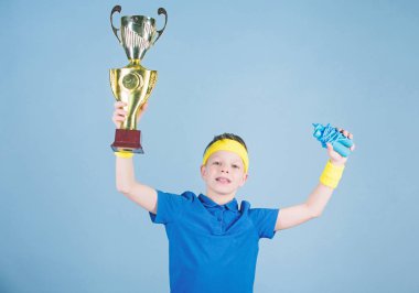 Spor ve sağlık. Altın Ödülü. Jimnastik salonu iş genç çocuk. başarı. Çocukluk etkinlik. Fitness ve diyet. Enerji. Mutlu çocuk sporcu Ödülü Kupası tutun. ödül kazanan. Ücretsiz ve kendinden emin duygu