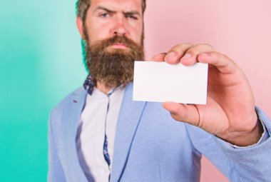 Kart kopyalama alanı profesyonel meslek konumu. Çekinmeyin bana ulaşın. Sakallı hippi ciddi bir yüz gösteri kartı. Bankacılık hizmetleri iş için. Kartvizit tasarımı. İş adamı boş kart tutun