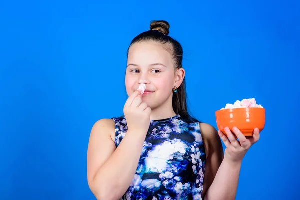 Dieta e calorias. Doce dente. Alimentação saudável e cuidados dentários. Menina pequena comer marshmallow. criança pequena feliz ama doces e guloseimas. marshmallow. Loja de doces. Menina pequena. menina pequena comer doces — Fotografia de Stock