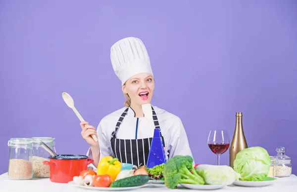 Matlagning hälsosam mat. Flicka i hatt och förkläde. Kvinna kock Matlagning hälsosam mat. Färska grönsaker ingredienser för matlagning måltid. Läckra recept koncept. Gourmet huvudrätt recept. Matlagning är hennes hobby — Stockfoto