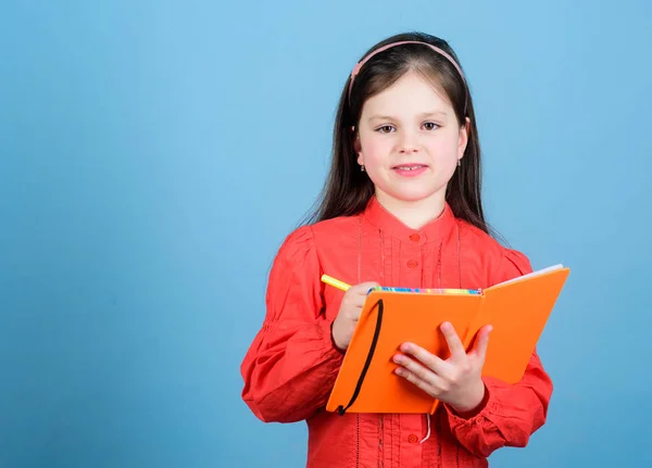 Recopilación de información. Niña escribiendo un aviso de información. Niño pequeño con material informativo. Nota informativa, espacio para copias —  Fotos de Stock