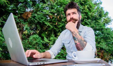 Blogyazmaya devam edin. Sakallı adam popüler sosyal ağ da bloglama. Amatör gazeteci bloglama ve makaleler yazma. Blog lama ve reklam