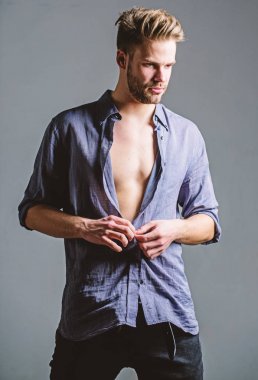 Özgür ve güvenli hissediyorum. Erkek moda güzellik. Seksi kas maço. Fitness diyet. Arzu ve günaha. Seksi çıplak gövde adamla altı paketi. Sporcu adam, saç bakımı. Spor sonra kas eğitmen