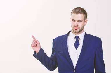 Başarılı bir iş adamı konferans için hazır olsun. Ciddi odaklı girişimci motive. İşadamı kavramı. Beyaz arka plan üzerinde izole emin iş adamı. Resmi kıyafetli sakallı işadamı