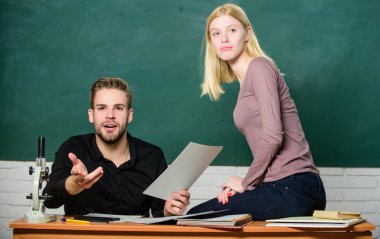 Öğrenciler sınavdan önce çalışır. ertificate başarılı bir şekilde üniversite giriş sınavı geçti kanıtlıyor. Sınıf tebeşir tahtası arka plan öğrenciler. Eğitim kavramı. Üniversiteye giriş sınavı. Final sınavını hazırlama