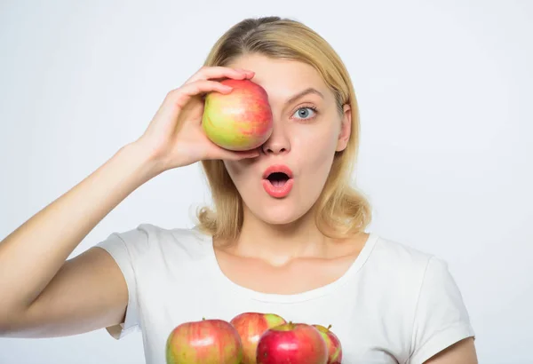 Brillando con belleza natural. concepto de agricultura. dientes sanos. Mujer feliz comiendo manzana. huerto, chica jardinero con cesta de manzana. cosecha de otoño. Fruta de primavera. dieta vitamínica y brotes de alimentos —  Fotos de Stock