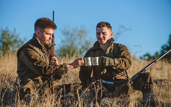 Hunters with rifles relaxing in nature environment. Hunter friend enjoy leisure in field. Hunting with friends hobby leisure. Rest for real men concept. Hunters gamekeepers relaxing. Discussing catch — Stock Photo, Image