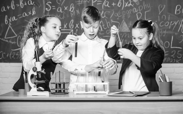 Educación en biología. Niños pequeños aprendiendo química en el laboratorio. estudiantes haciendo experimentos de biología con microscopio en laboratorio. Niños felices. Lección de biología. Equipo de biología. Mirando más de cerca a las bacterias —  Fotos de Stock