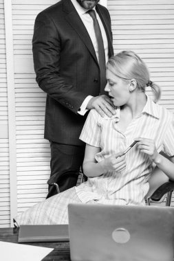 İş arkadaşları ve ofiste flört arasında cinsel taciz. İşadamı cinsel taciz kadın meslektaşım. İşgücü cinsel taciz.