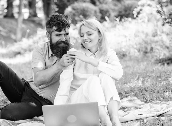 Comment concilier vie familiale et vie indépendante. Couple amoureux ou travail familial freelance. Indépendant concept de prestation de vie. Affaires en ligne modernes. Couple de jeunes passent leurs loisirs en plein air à travailler avec un ordinateur portable — Photo