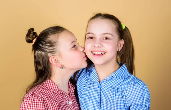 Melhores amigos para sempre. Feliz infância. Meninas irmãs se divertindo juntos. Irmãs adoráveis a sorrir. Amor familiar. Conceito de irmandade. Crianças felizes brincam juntas. Ter irmã é sempre divertido — Fotografia de Stock