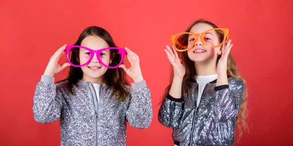 Buona infanzia. I bambini allegri sinceri condividono la felicità e l'amore. Gioioso e allegro. Concetto di sorellanza. Fratelli di relazioni amichevoli. Ragazze divertenti occhiali grandi sorriso allegro. Festa di compleanno — Foto Stock